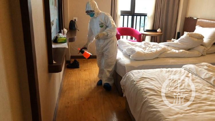 医护人员将隔离酒店房间进行消毒.