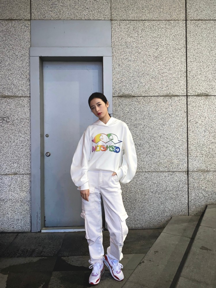 两大美少女的pk,周雨彤ins更新美照,私服不输闺蜜宋妍霏