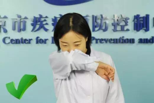 图为:正确打喷嚏姿势