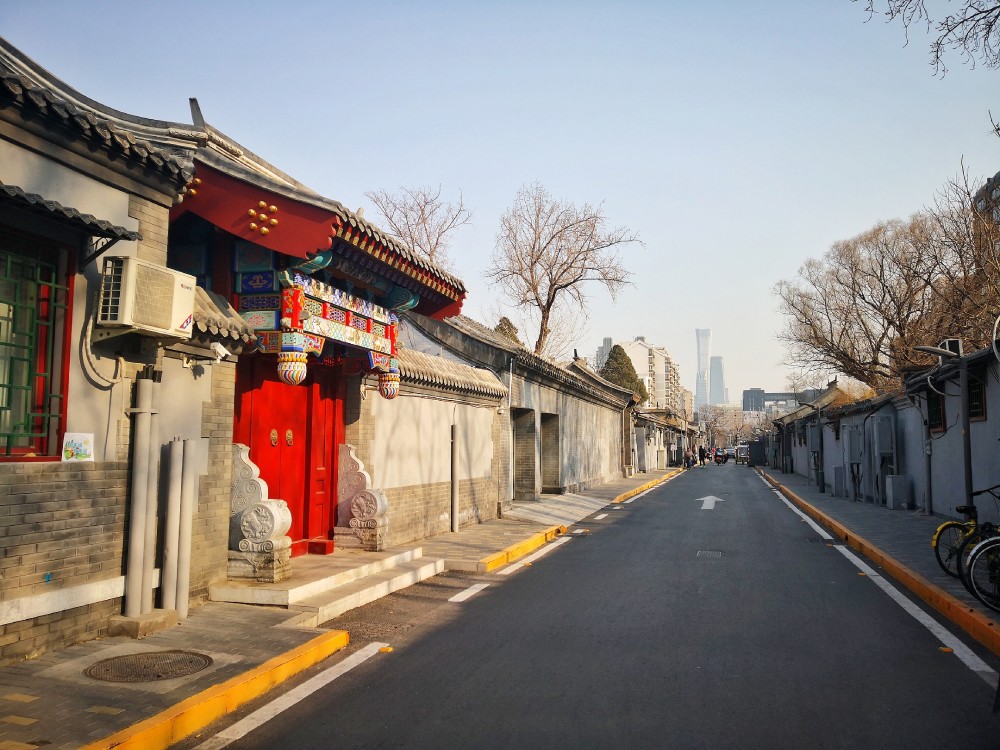 从东单附近的西总布胡同中段欣赏中国尊. (来自:解密历史的细节)