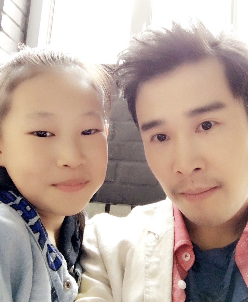 小沈阳晒全家合照,14岁女儿比老妈还高,网友:一家三口