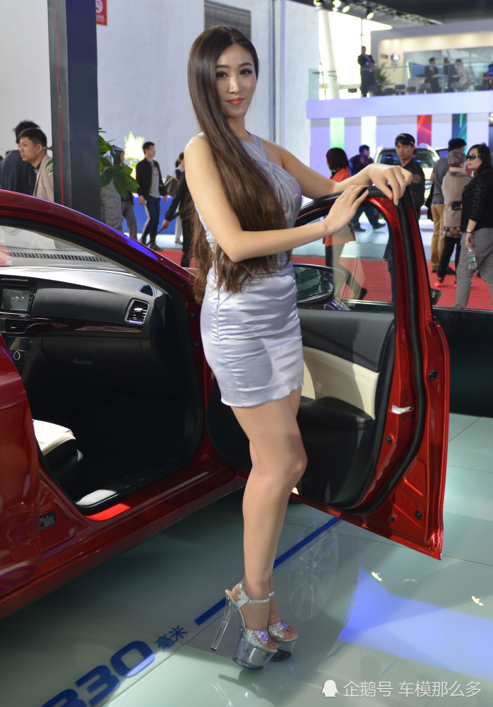 2020国际汽车展:马自达阿特兹美女车模长发翩翩 气宇不凡之美艳
