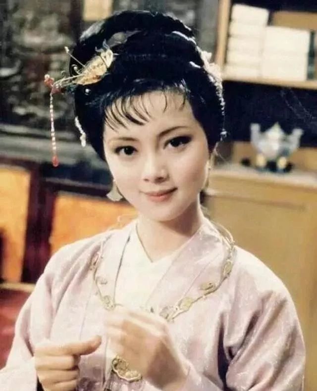 薛宝钗是曹雪芹在其古典文学巨著《红楼梦》中成功塑造的主要人物之