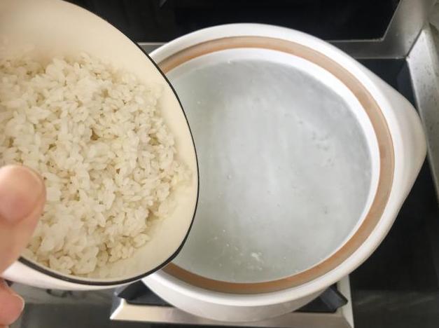 3,煲汤用的砂锅先倒入清水,等把清水烧开之后我们再把泡好的大米淘