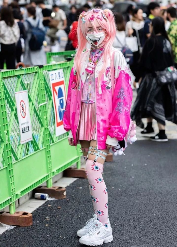 decora decora也是原宿街头非常著名的风格之一,这个风格的追随者