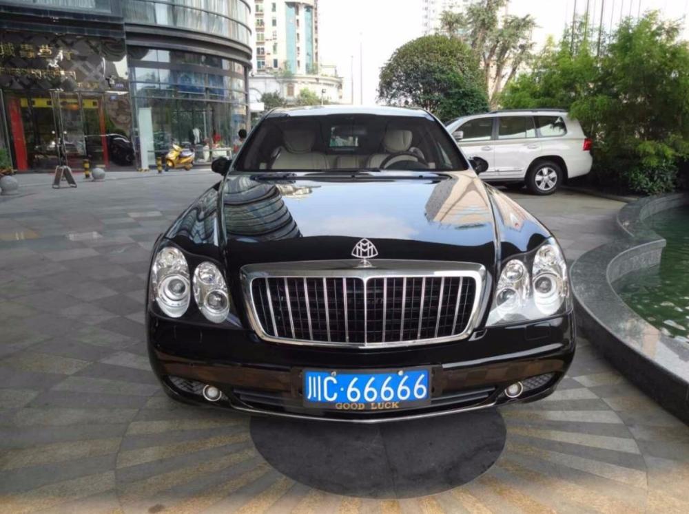 自贡首辆迈巴赫62s,比第二辆早了五年,两名保镖护驾开门