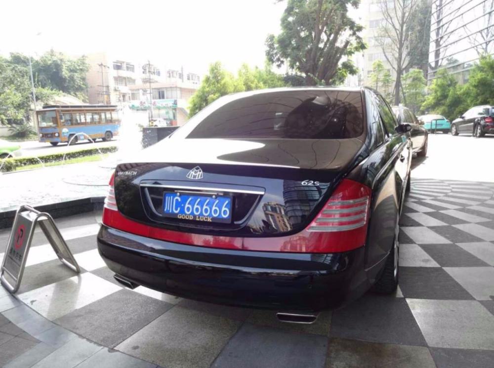 自贡首辆迈巴赫62s,比第二辆早了五年,两名保镖护驾开门