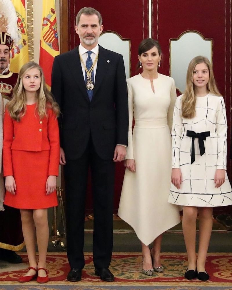 13岁西班牙公主姐妹花寒冬光腿穿大衣,气质绝美不愧王室门面担当
