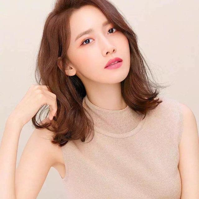 40岁女人发型别留"老一套"!试试这4款烫发,减龄还很时髦