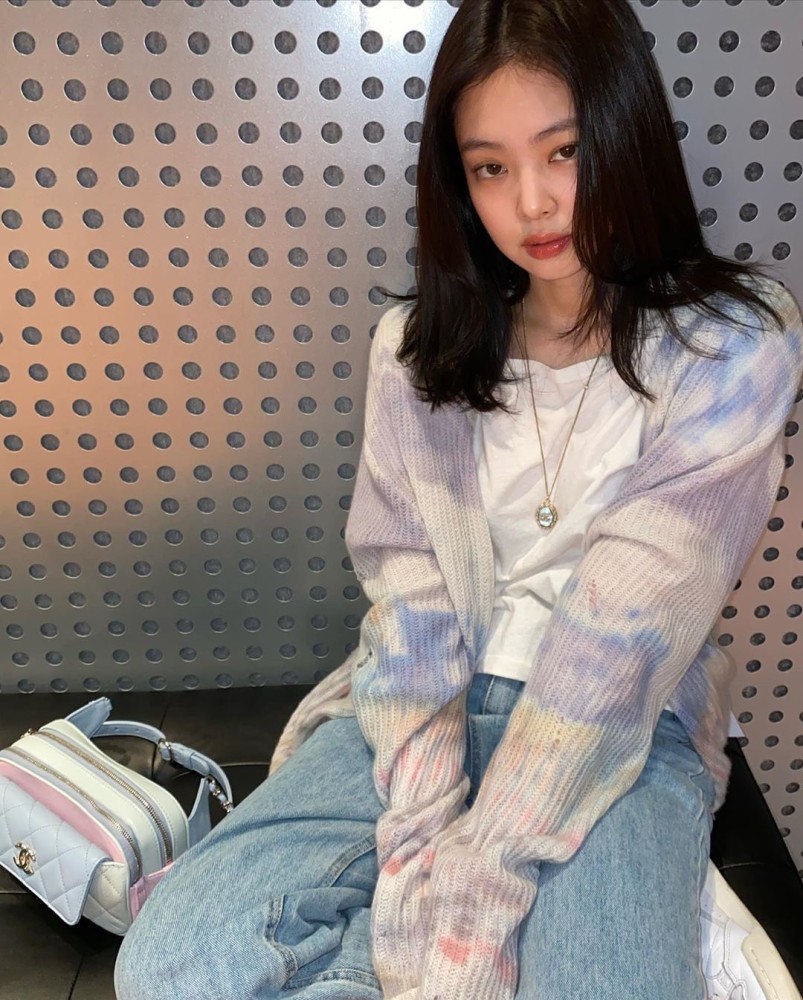 今日份猫系少女!jennie日常即海报,简直是滤镜般的美丽人生
