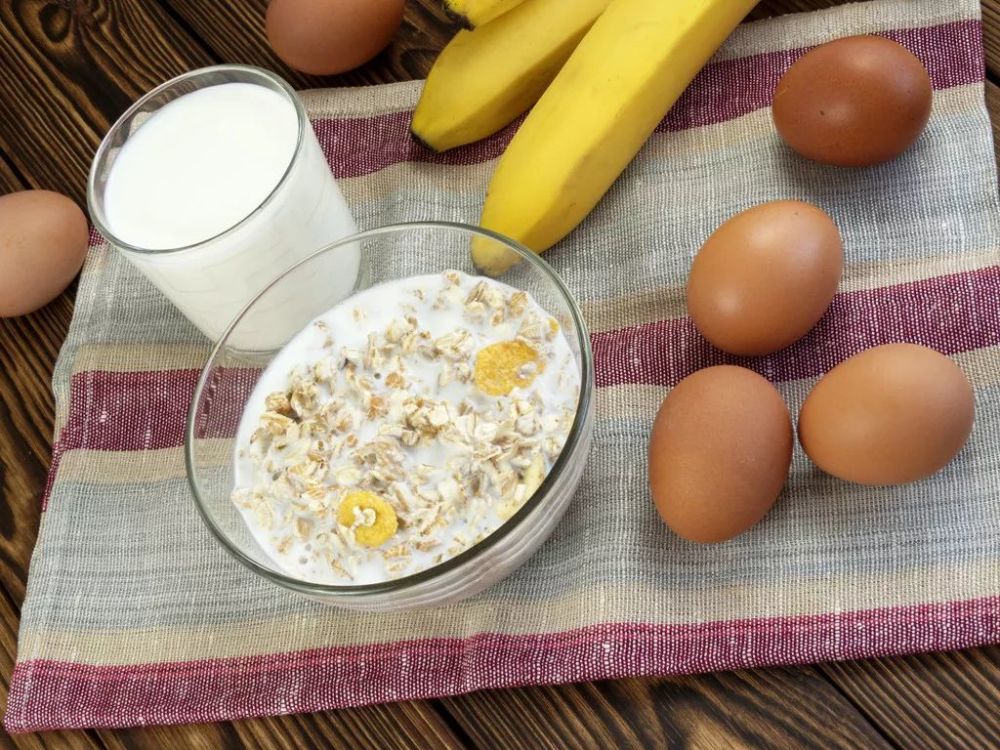 如果你比较懒,那么福大夫推荐这样的早餐搭配: 牛奶燕麦粥加一个鸡蛋