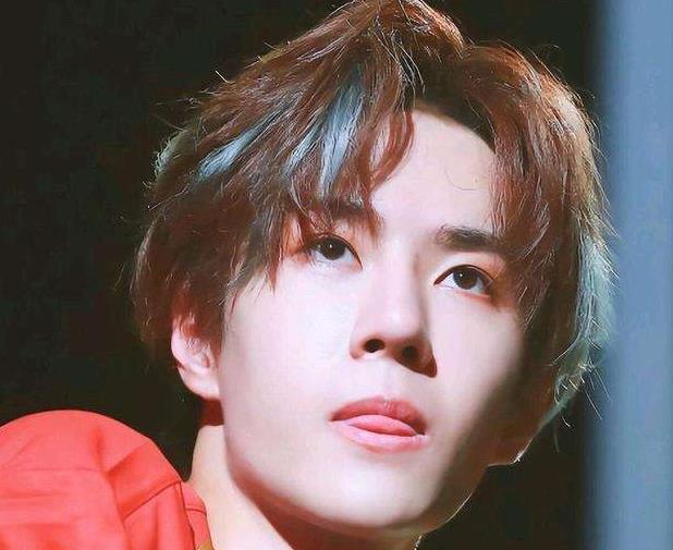 王一博粉丝太吓人,为追星划伤胳膊刻上王一博名字,追星需理性