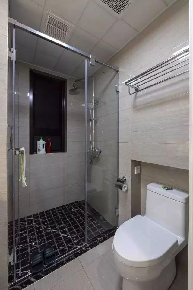 干湿分离的设计,能够让卫生间保持整体干燥性,洗澡的时候就不会把整个