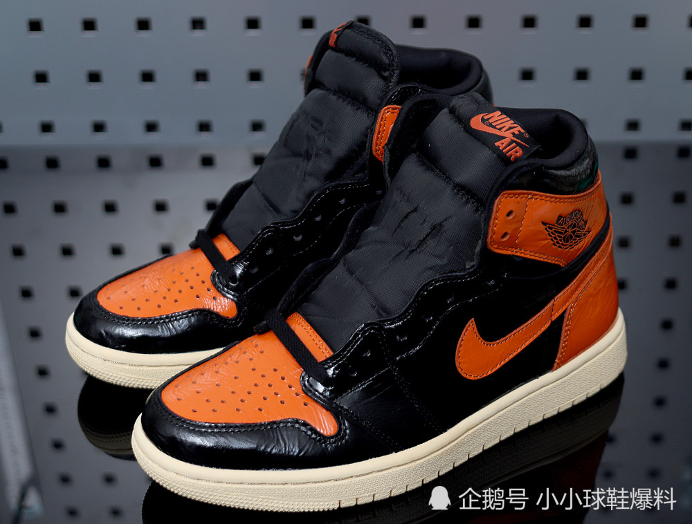 air jordan 1猪油扣碎 沿用扣碎主题标志性的黑,橙装扮 开箱