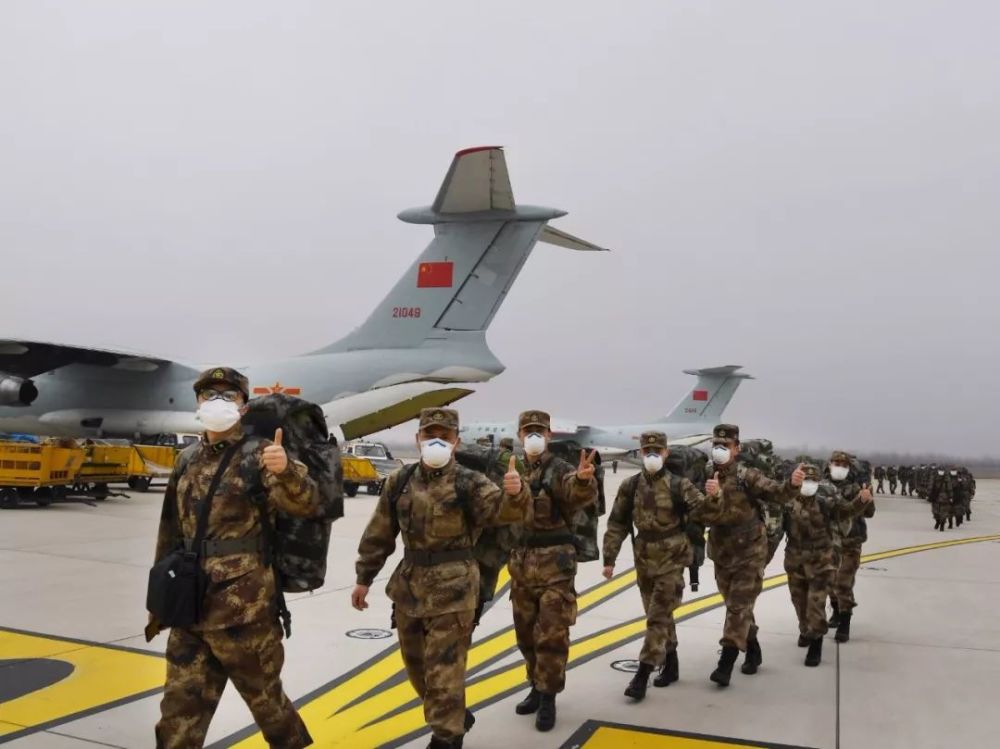 2月2日上午,空军派出8架大型运输机空运医疗队员抵达武汉天河机场.
