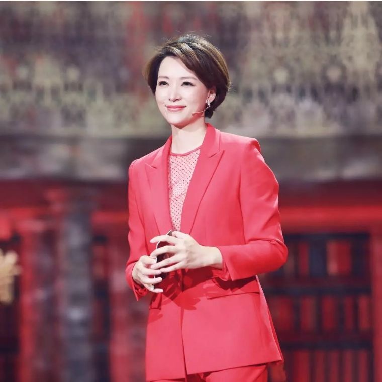 董卿秘密往事:童年遭虐被嘲长得丑,历经4段感情终嫁豪门做后妈