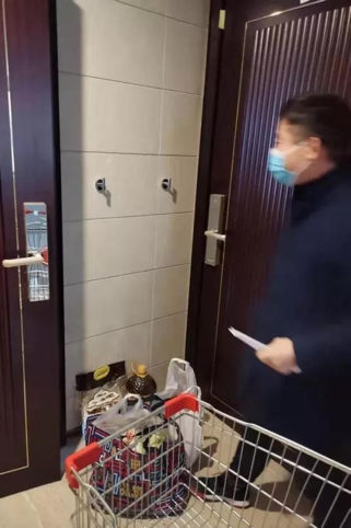 严进出,赠口罩,三声敲门送快递 金茂物业全力防疫