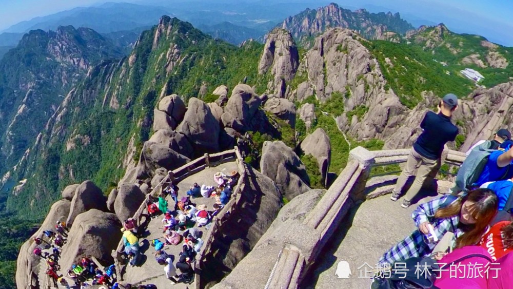 在这里可以把天都峰,莲花峰,鳌鱼峰尽收眼底,又可观到黄山东海的奇景