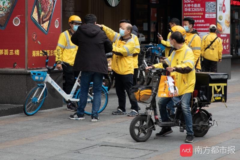 东晓南海珠新都荟广场,外卖员在此聚集等餐.南都记者 何玉帅 摄