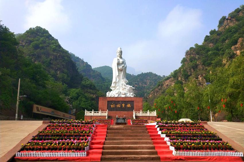 传说这是女娲补天的地方散落的碎屑变成颗颗五彩斑斓的石头