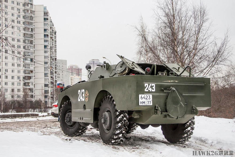 brdm-1装甲侦察车上路引发民众围观 俄罗斯武器收藏家的最爱