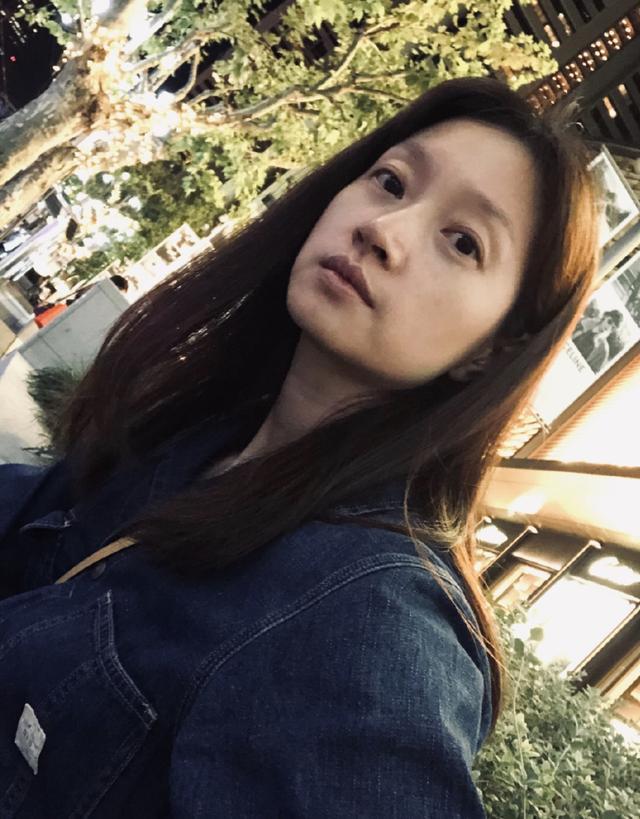 朱亚文带女儿在家乱舞好魔性妹妹罕见出镜背影太像姐姐小时候