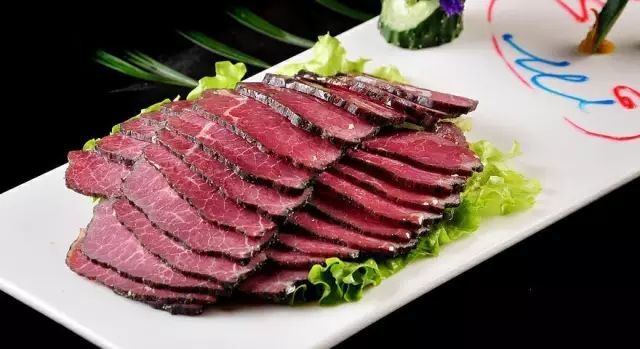 四川阆中的张飞牛肉,切开后肉质纹丝紧密,不干,不燥,不软,不硬,咸淡适