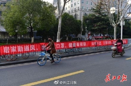 街头标语鼓舞人心