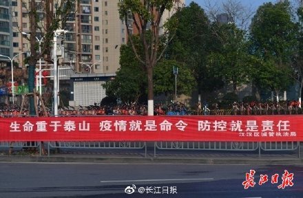 街头标语鼓舞人心