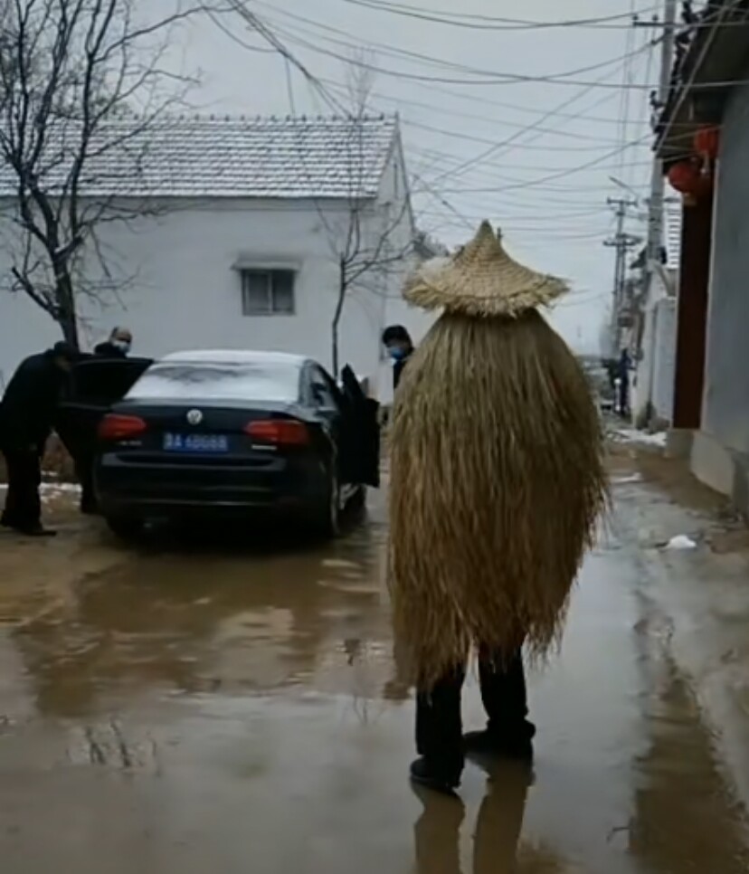 大衣哥捐款后领导慰问,阴雨天穿蓑衣相送,网友:蓑笠翁