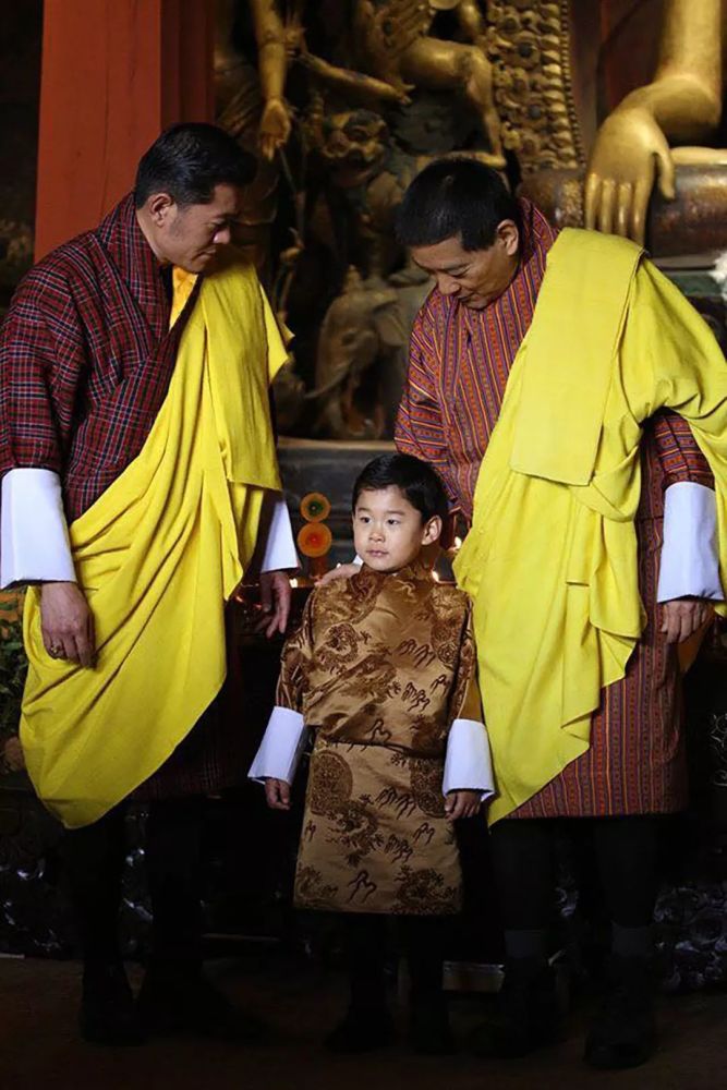 4岁不丹小王子过生日穿龙袍和爸爸爷爷合影镇定自若气场有点强