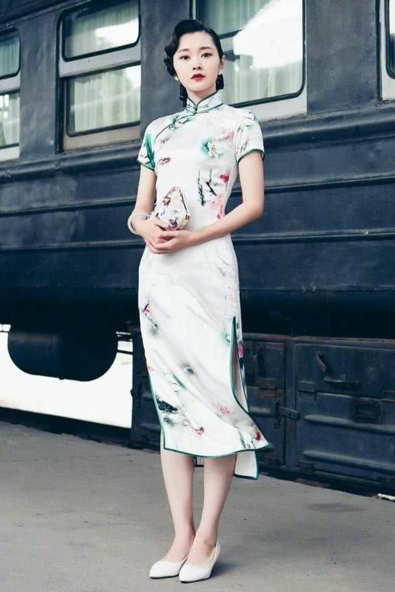 天生适合穿旗袍的女人,身材都有这个特征,穿上身便是摇曳身姿