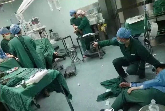 患者被抢救过来了,但她们却累在手术台