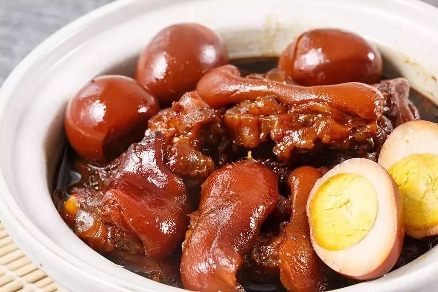 猪脚姜是一道广东传统名菜,也是广东女人坐月子时必吃的滋补品,听说在