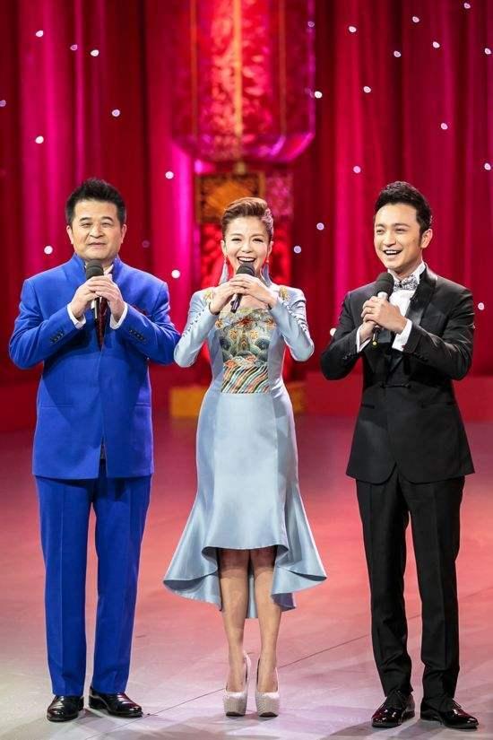 春晚主持人口误祝大位_主持人王冠(2)