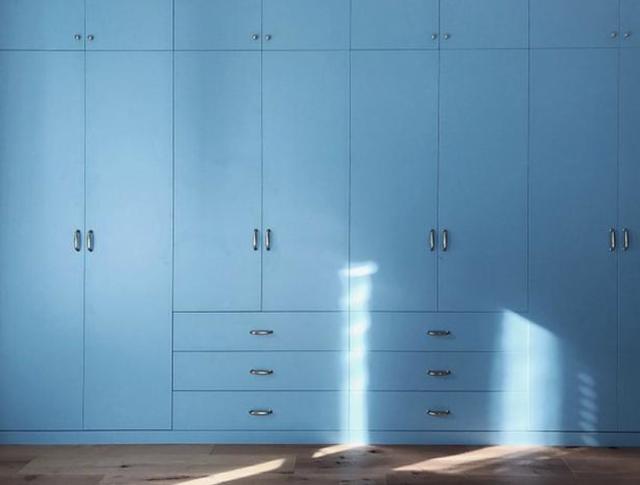 将衣柜设计在床尾的地方,天蓝色很是清新舒适,而且面积十分宽敞非常的