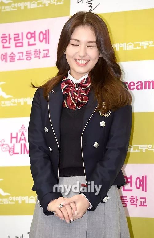 祝贺plmm们毕业!somi申留真李彩领出席高中毕业典礼
