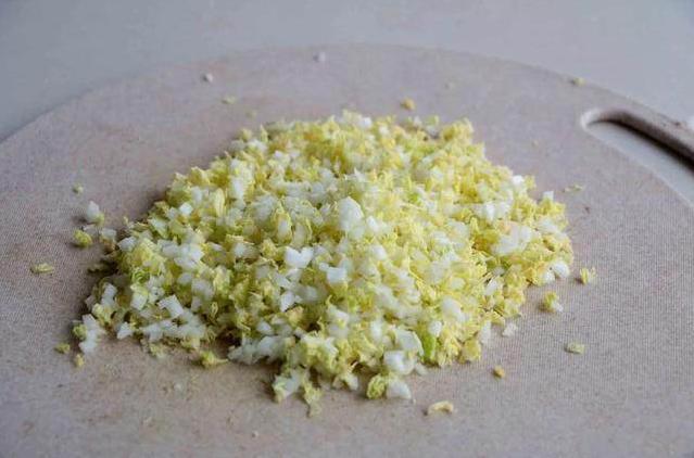 准备一个大碗,把饺子肉,小葱碎,香菇碎,娃娃菜放在碗里,加入适量的盐
