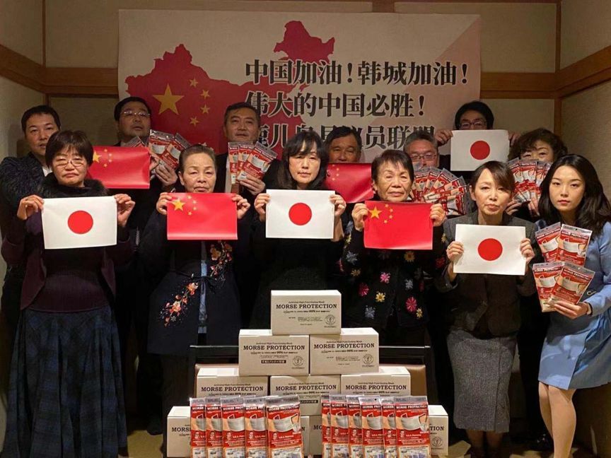 鹿儿岛的日本友人展示两国国旗,齐喊:伟大的中国必胜!