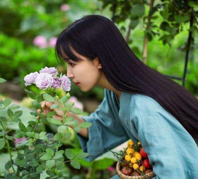 时候,她已经红透了大半个中国,连我上中学的女儿也成天嘴边挂着李子柒