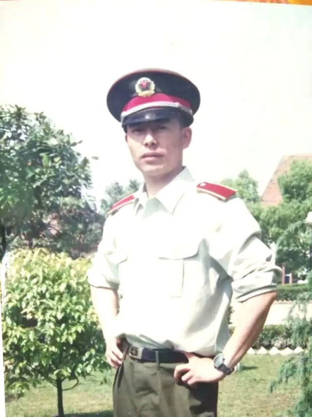 现担任里山镇纪委副书记,1995年服役于杭州73023部队,在富工作生活25