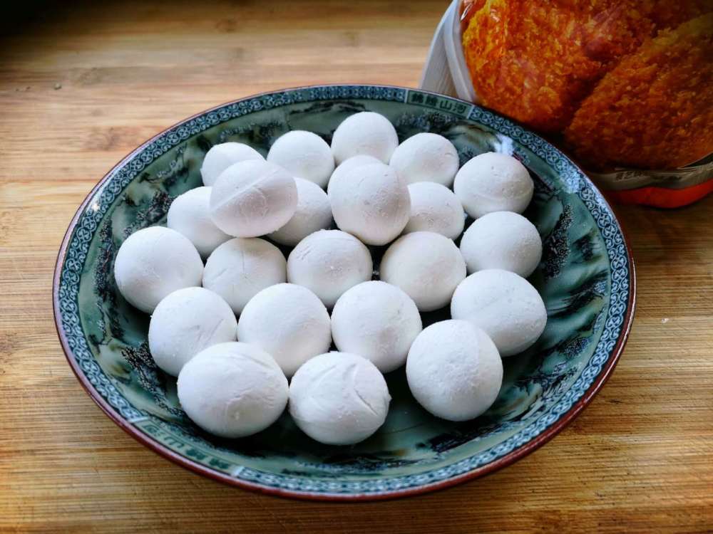 做法: 1,超市买的冷冻汤圆.