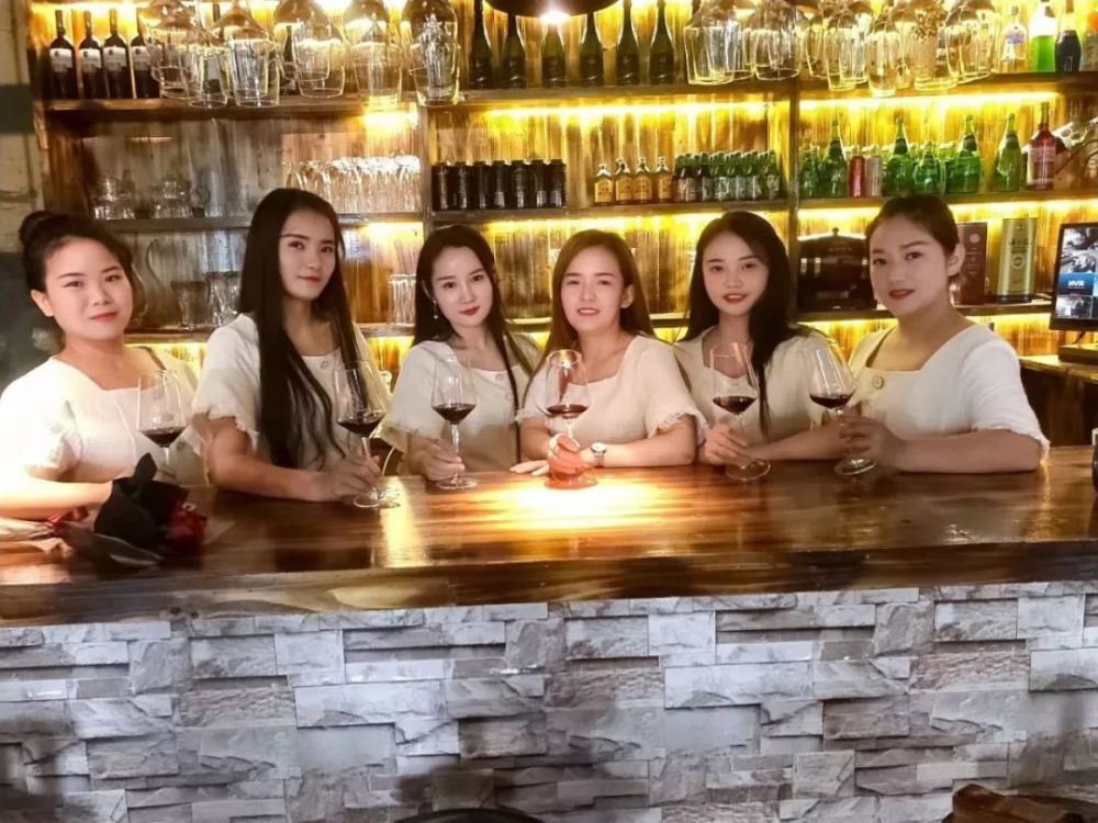 来自硬核河南的这位美女说:"葡萄酒让我的生活更有质感.
