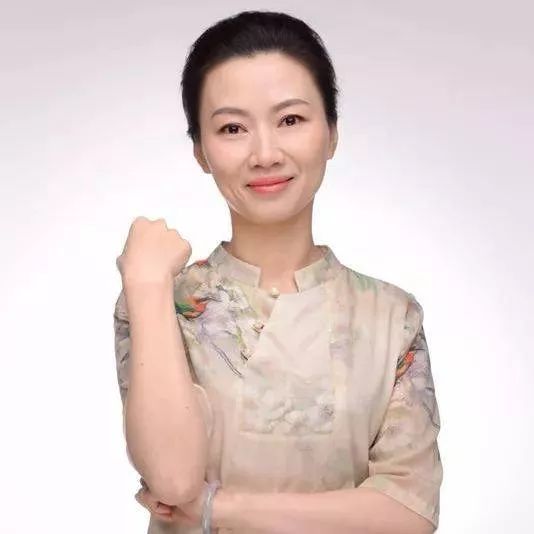 但真正被她圈粉是在《中国诗词大会》第五季第四期,杨雨担任点评嘉宾
