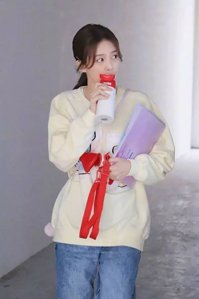 白鹿真会穿!"甜美风"卫衣穿搭太文艺,元气少女即视感十足