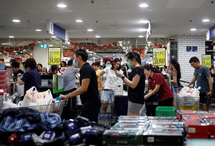 新加坡提高疫情预警级别,全城恐慌抢购大米卫生纸一空