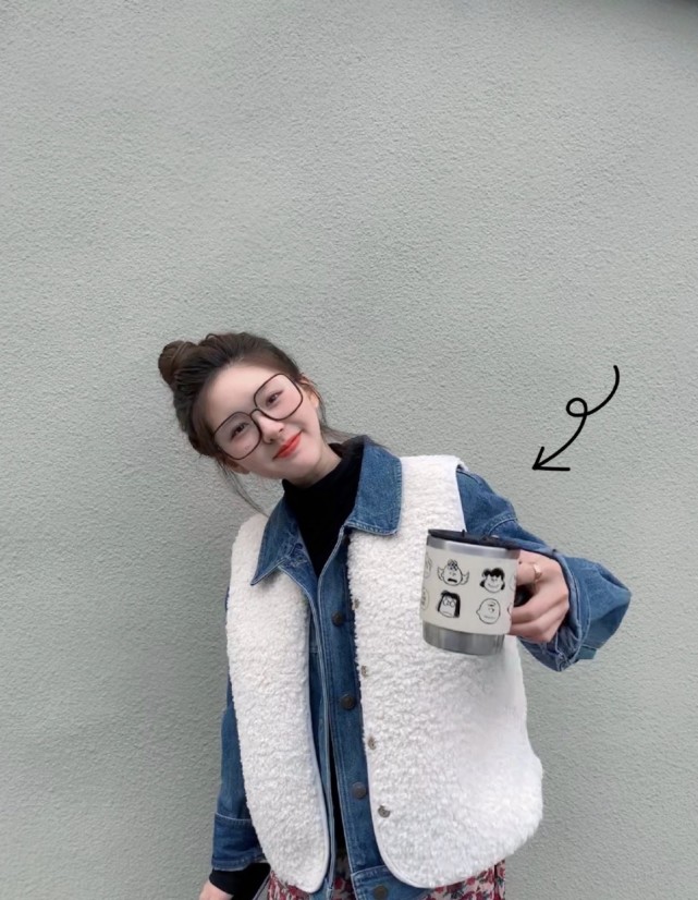丸子头的赵露思十分的可爱,一件牛仔外套搭配白色羊羔绒马甲,内搭半