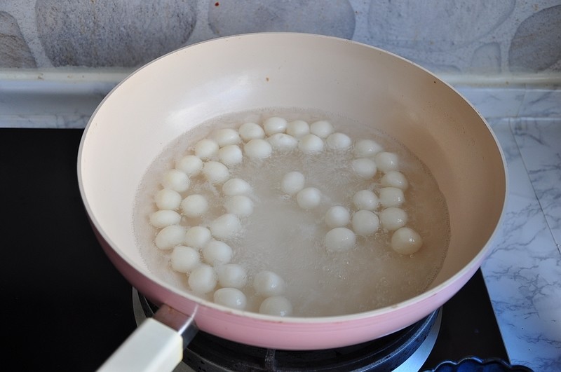 比奶茶好喝十倍的牛奶蜜豆小圆子,十分钟做一大盘,当早餐不错