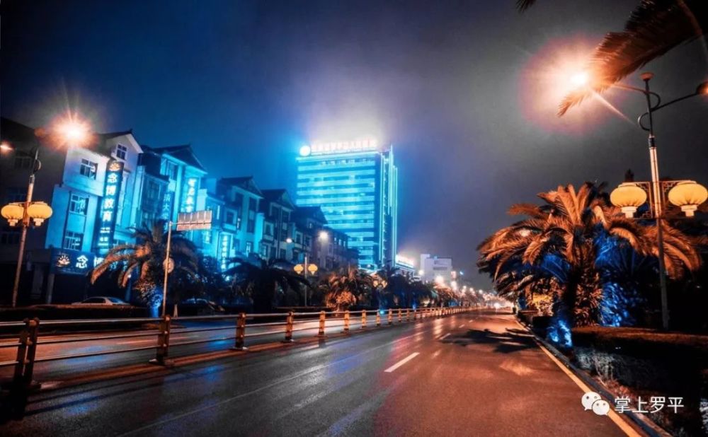 全城灯火通明,惟愿"疫消" 入夜,白腊山脚下的罗平 城市虽空,却有万家