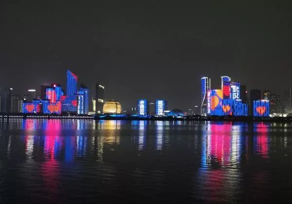 今晚,全国多处地标建筑齐亮灯:中国加油!武汉加油!